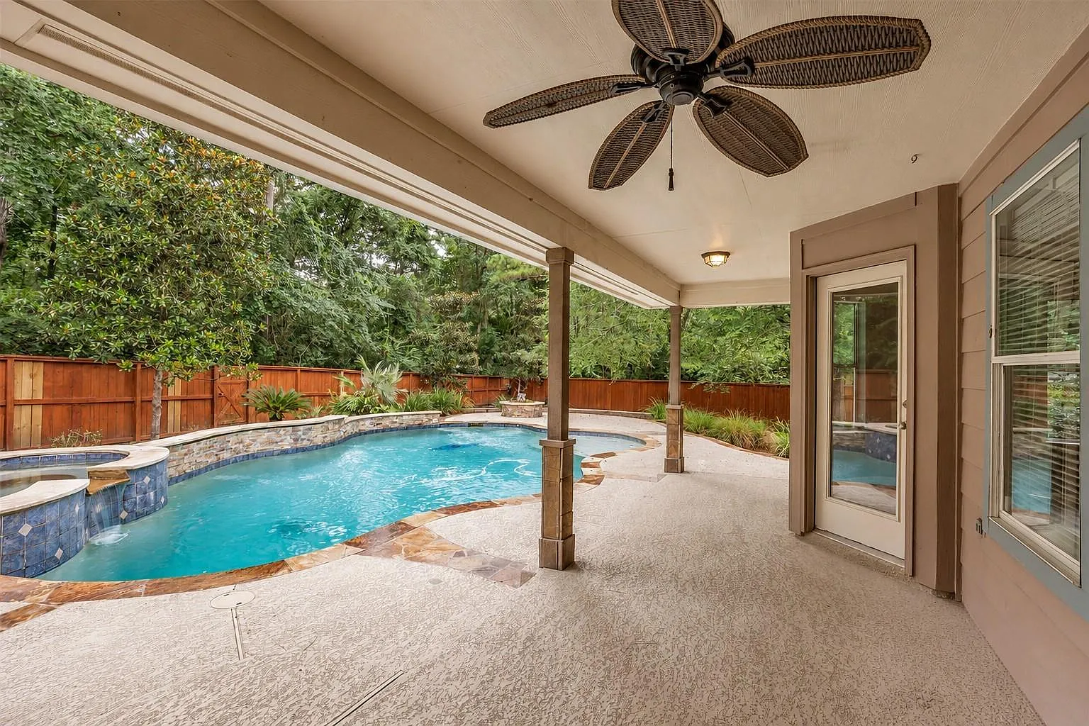 3 bed, 2.0 bath, 1958 sqft, $3,600 — Photo 2