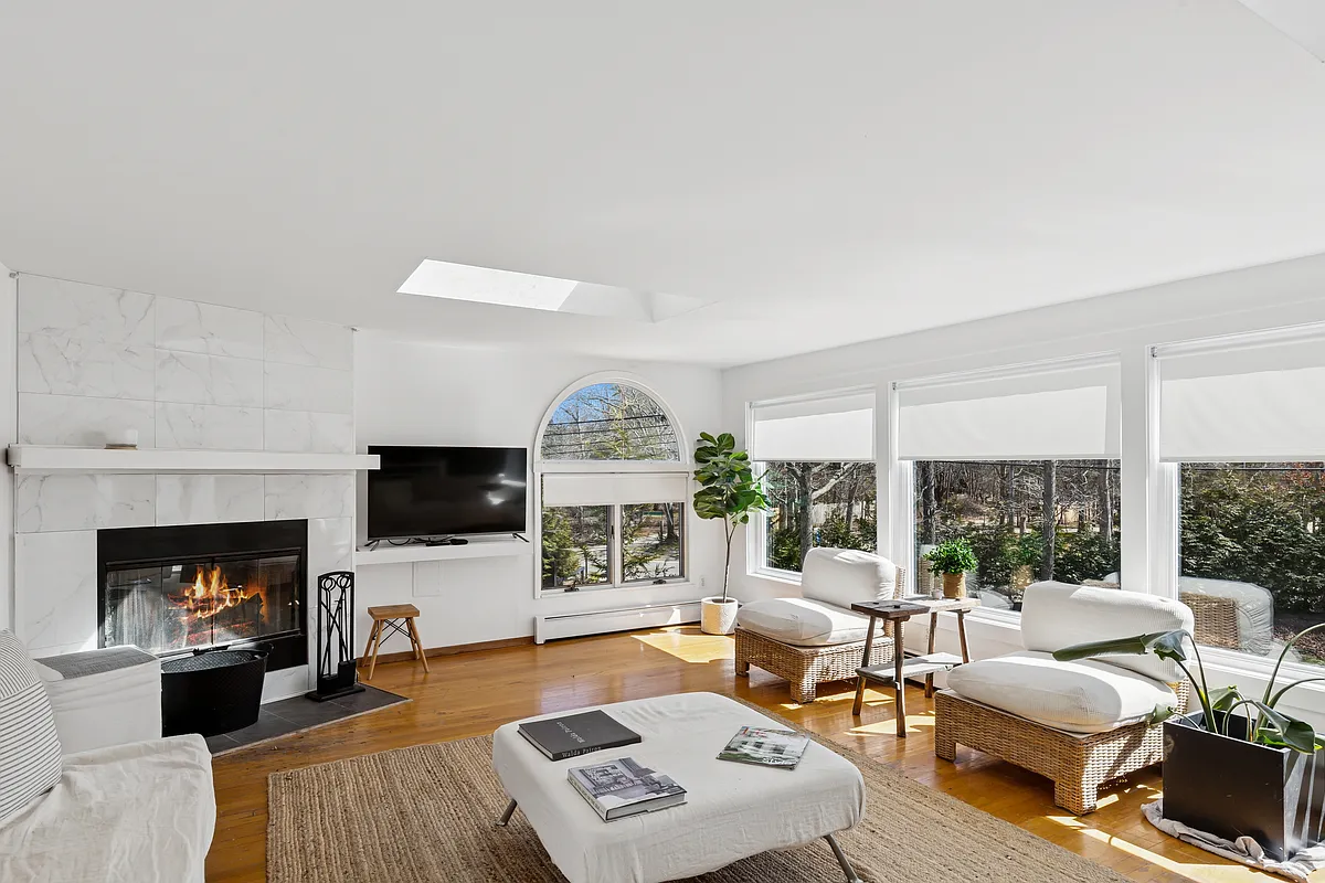 Building Photo - 997 Springs Fireplace Rd