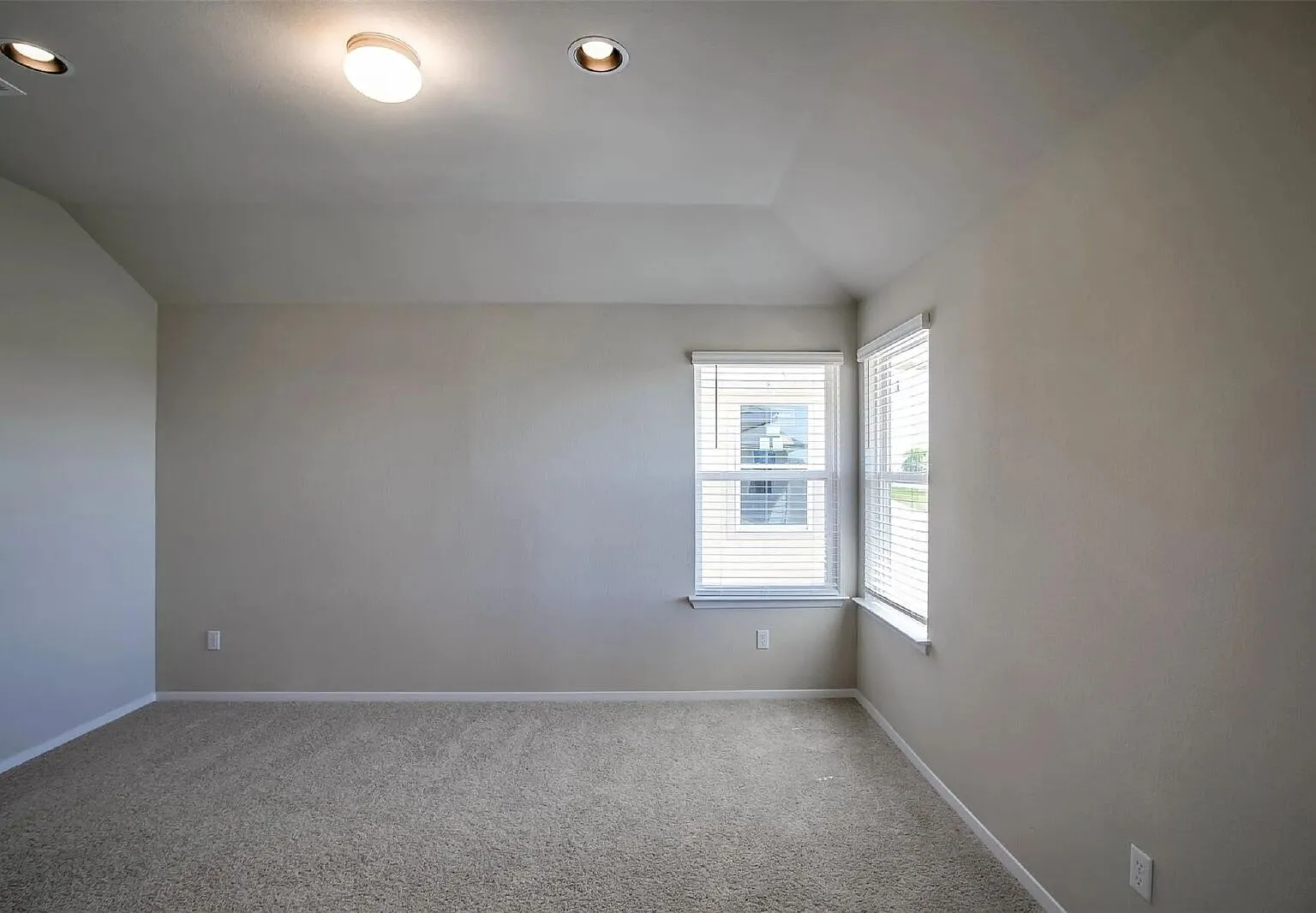 3 bed, 2.5 bath, 1668 sqft, $1,799 — Photo 3