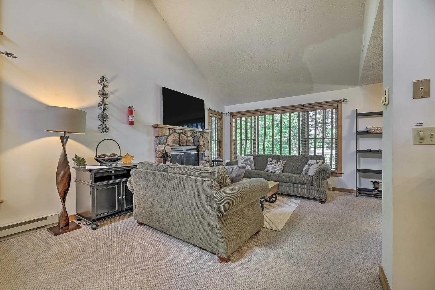 3 bed, 3.0 bath, 2195 sqft, $4,430 — Photo 3
