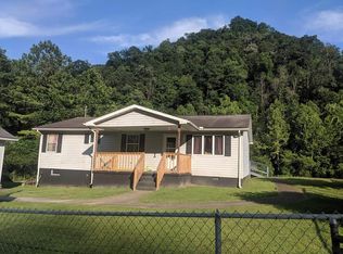31 Duck Pond Dr, Verner, WV 25650