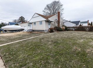 59 Maple St, Massapequa, NY 11758