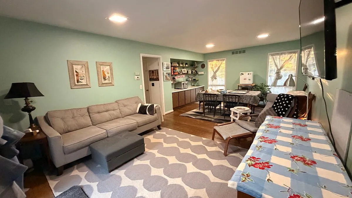 1 bed, 1.0 bath, 900 sqft, $950 — Photo 2