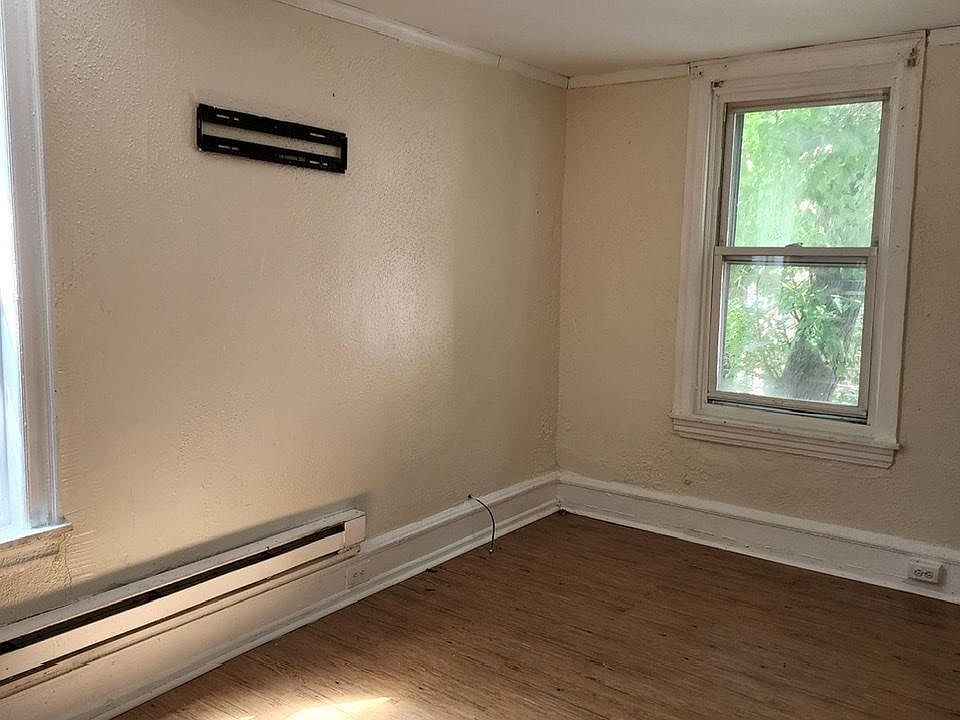 2nd image of 5255 Spruce St #2B