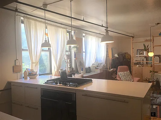 Rented by R New York | media 64