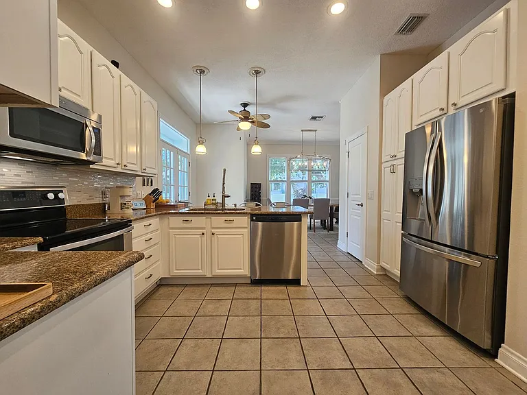 7402 S De Soto St — Photo 17