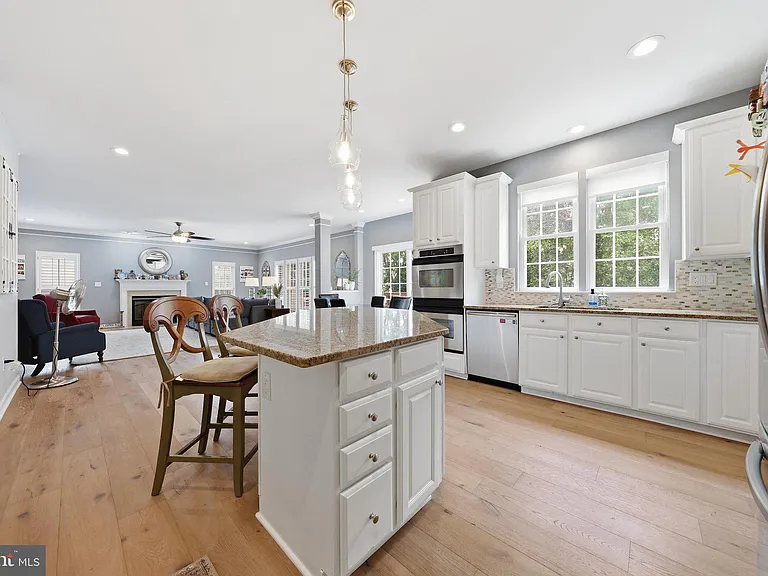 3852 Glasgow Way — Photo 12