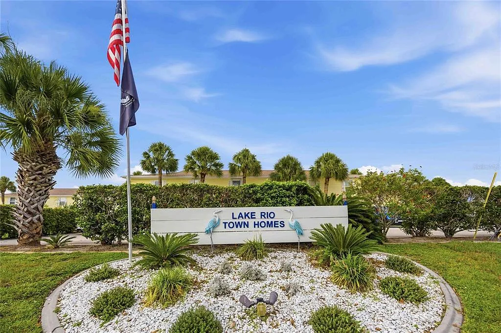2 bed, 2.5 bath, 1298 sqft, $1,395 — Photo 2