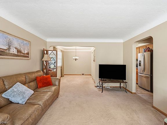 3rd image of 10821 Woodview Blvd