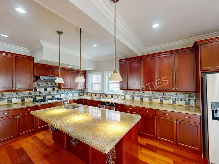 877 S Bronson Ave — Photo 10
