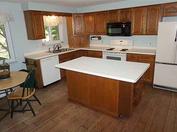 5th image of 155 Cherrington Dr