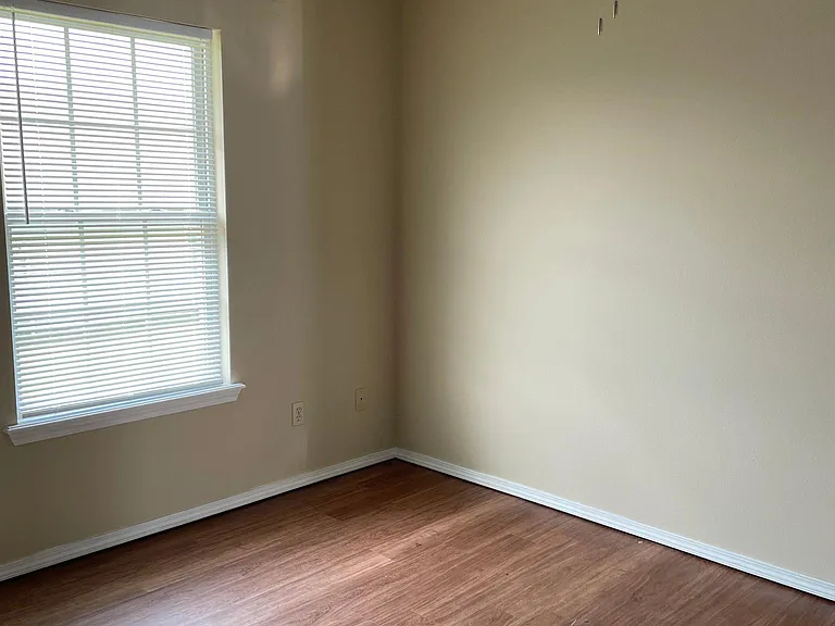 1502 E Allen Rd — Photo 3
