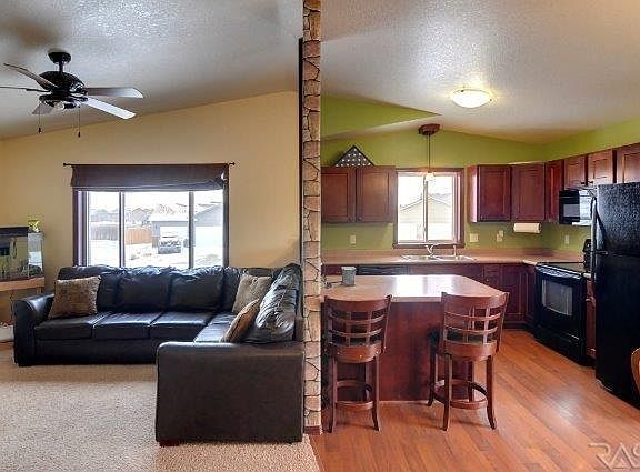 3rd image of 403 Cottonwood Dr
