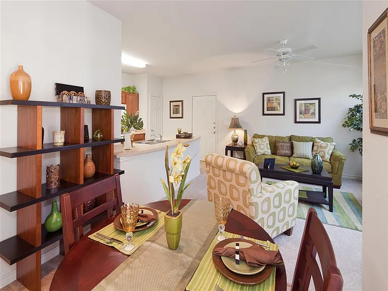 Encino Pointe — Photo 8