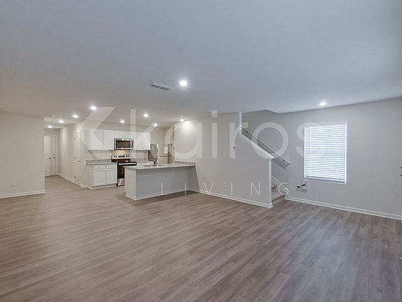 3rd image of 528 Ivy Brook Way