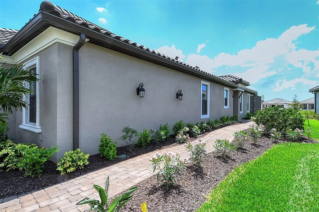 3 bed, 2.0 bath, 1920 sqft, $12,000 — Photo 2