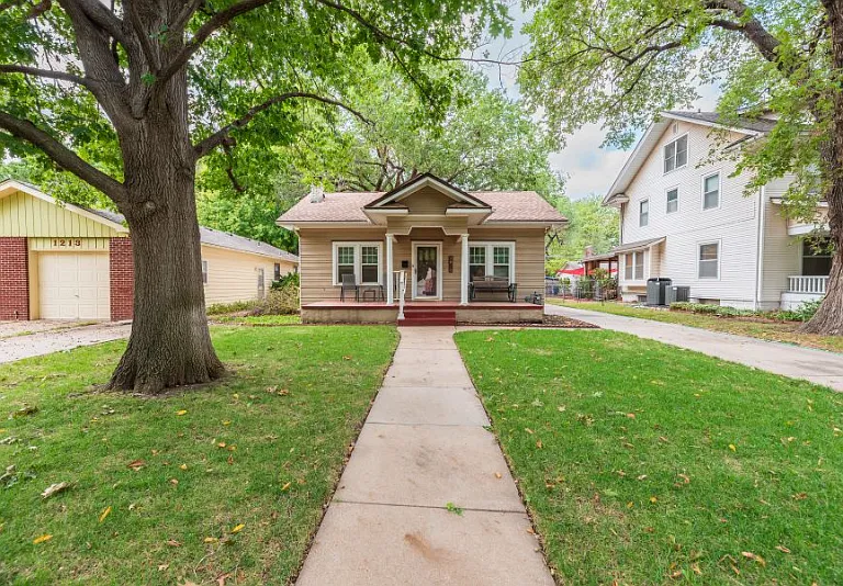 1221 N Perry Ave — Photo 1