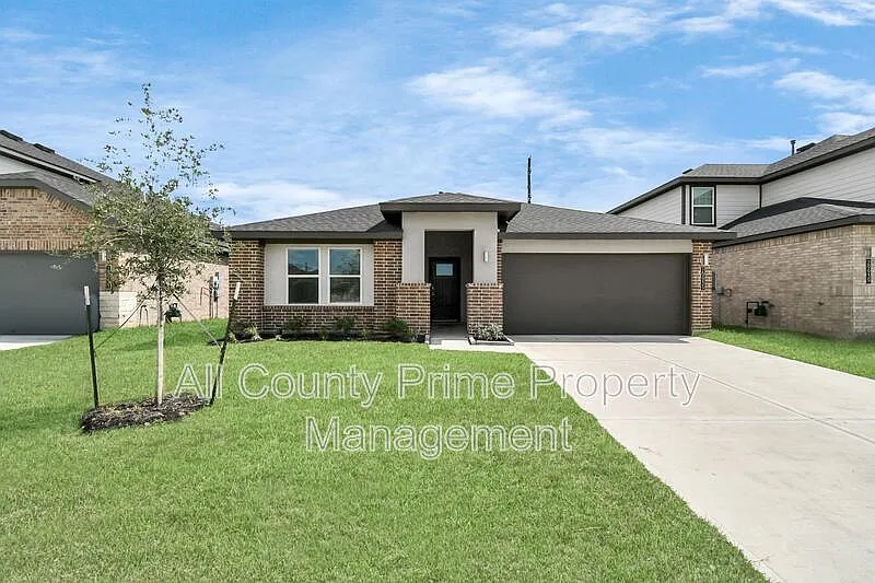 4 bed, 2.0 bath, 2035 sqft, $2,399 — Photo 2
