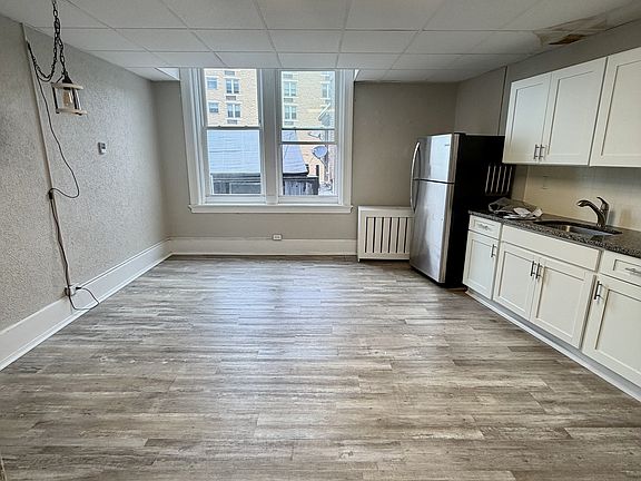 2nd image of 102 Delaware Ave