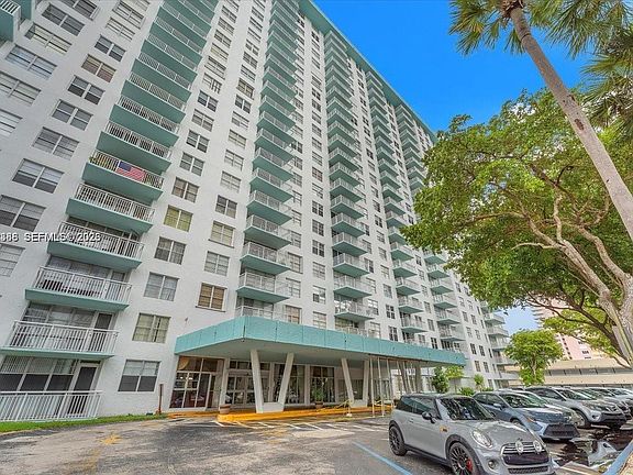 4th image of 301 174th St APT 1018