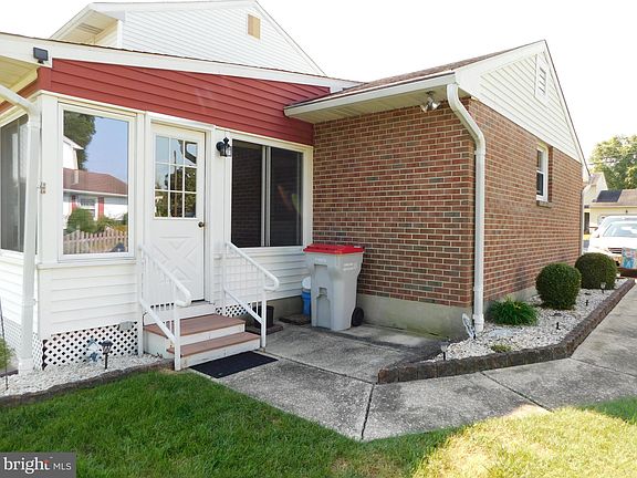 3rd image of 930 Tanglewood Ln