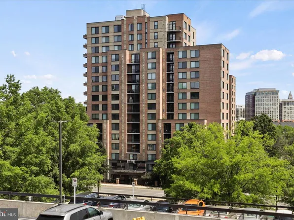 2451 Midtown Ave APT 819, Alexandria, VA 22303