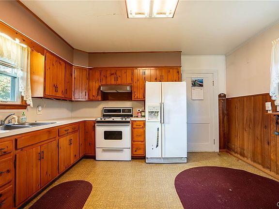 5th image of 230 Loomis St