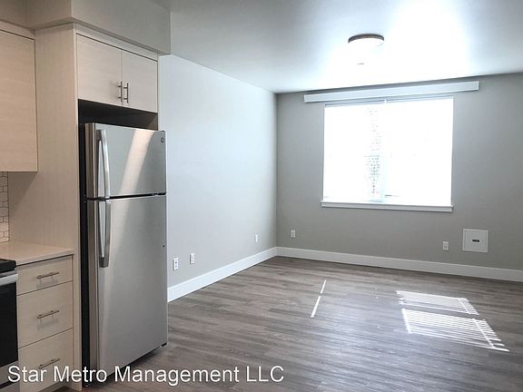 4th image of 6770 N Maryland Ave #105