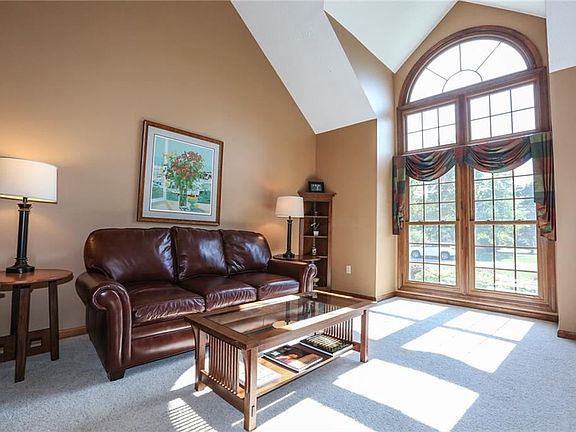 3rd image of 18 Old Country Ln