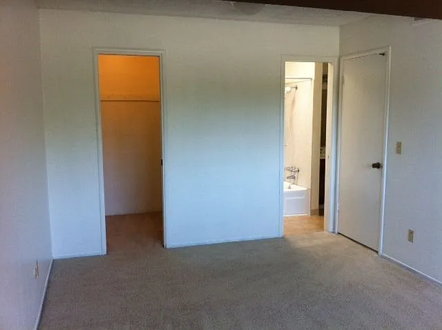 1078 Franklin Ave — Photo 33
