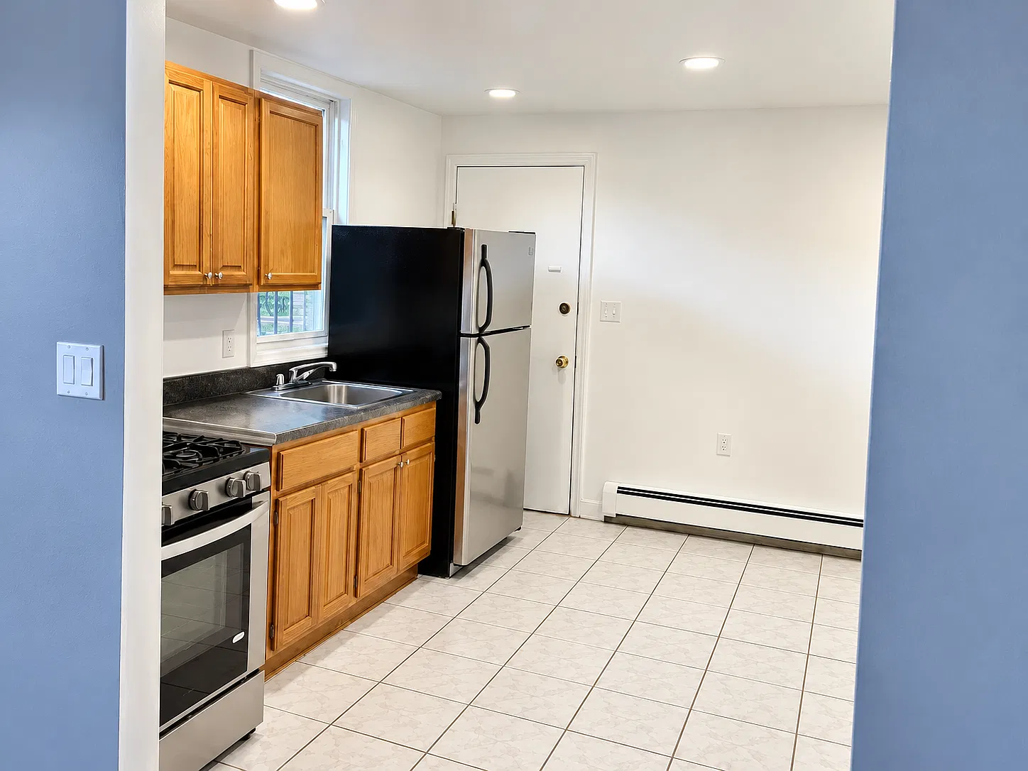 4 bed, 1000 sqft, $2,400 — Photo 1
