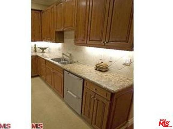 5th image of 1135 S Shenandoah St #401