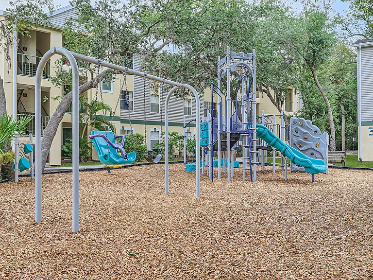 Golden Oaks — Photo 11