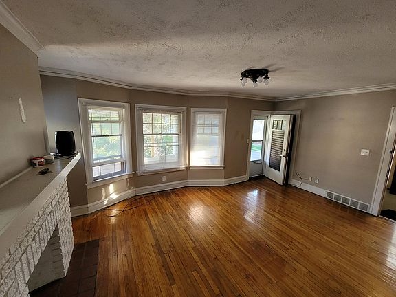 2nd image of 14968 Delaware Ave