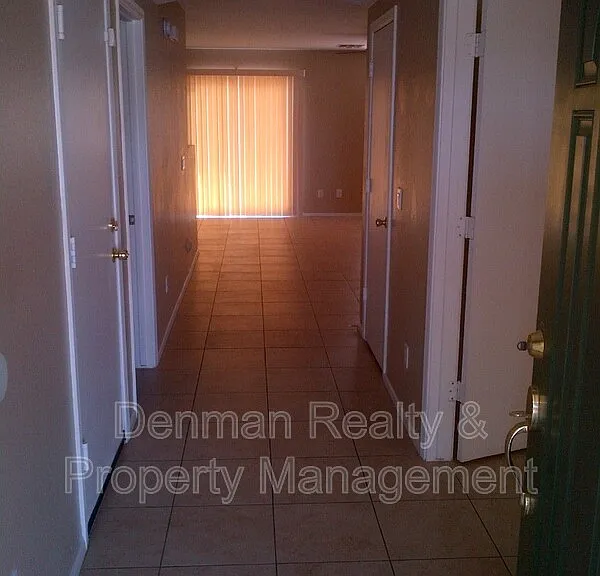 5725 S 32nd Ln — Photo 6