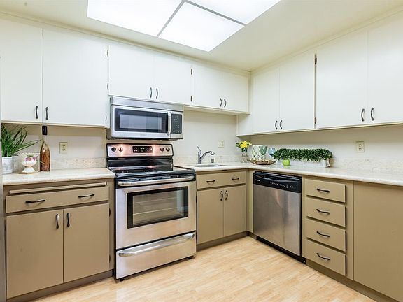 5th image of 1031 Crestview Dr APT 218