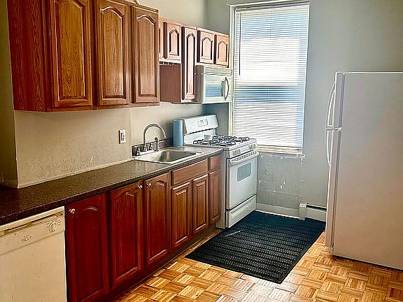 3rd image of 120 Mallory Ave