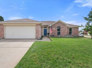 1108 Greenview Ln, Kennedale, TX 76060