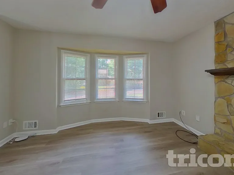 3735 Linwood Way — Photo 2