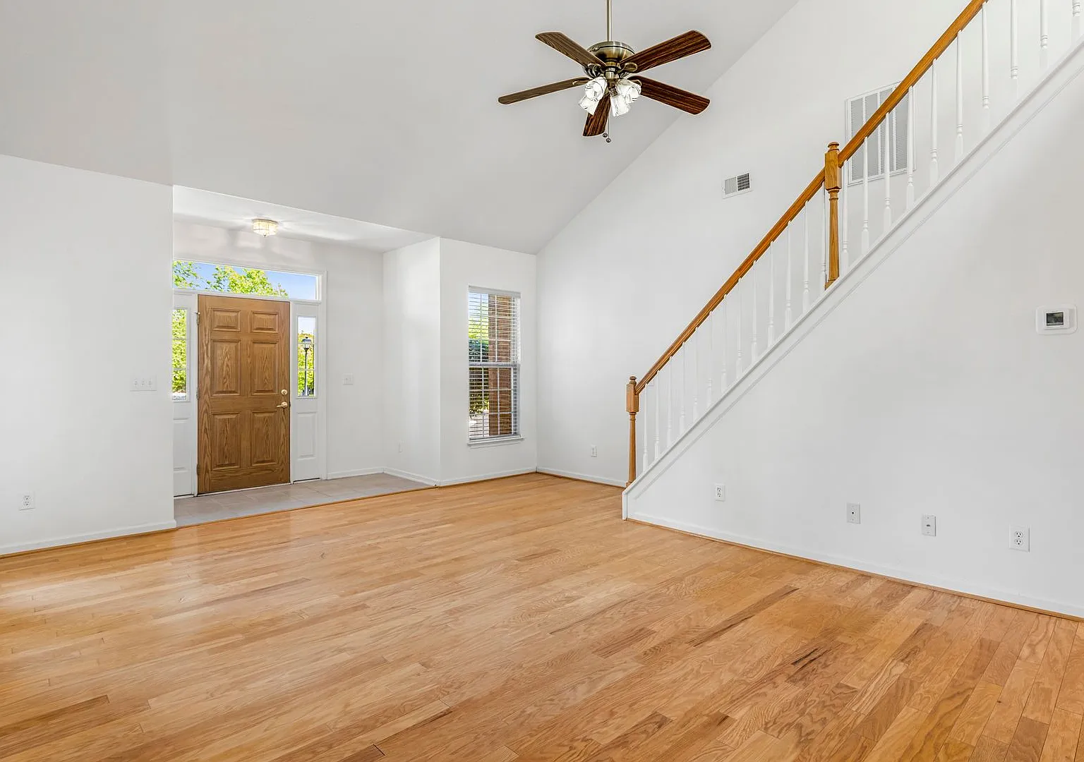NW Brick Townhome, Granite Counter-Tops, Wood Floors, FP, Garage! — Photo 4