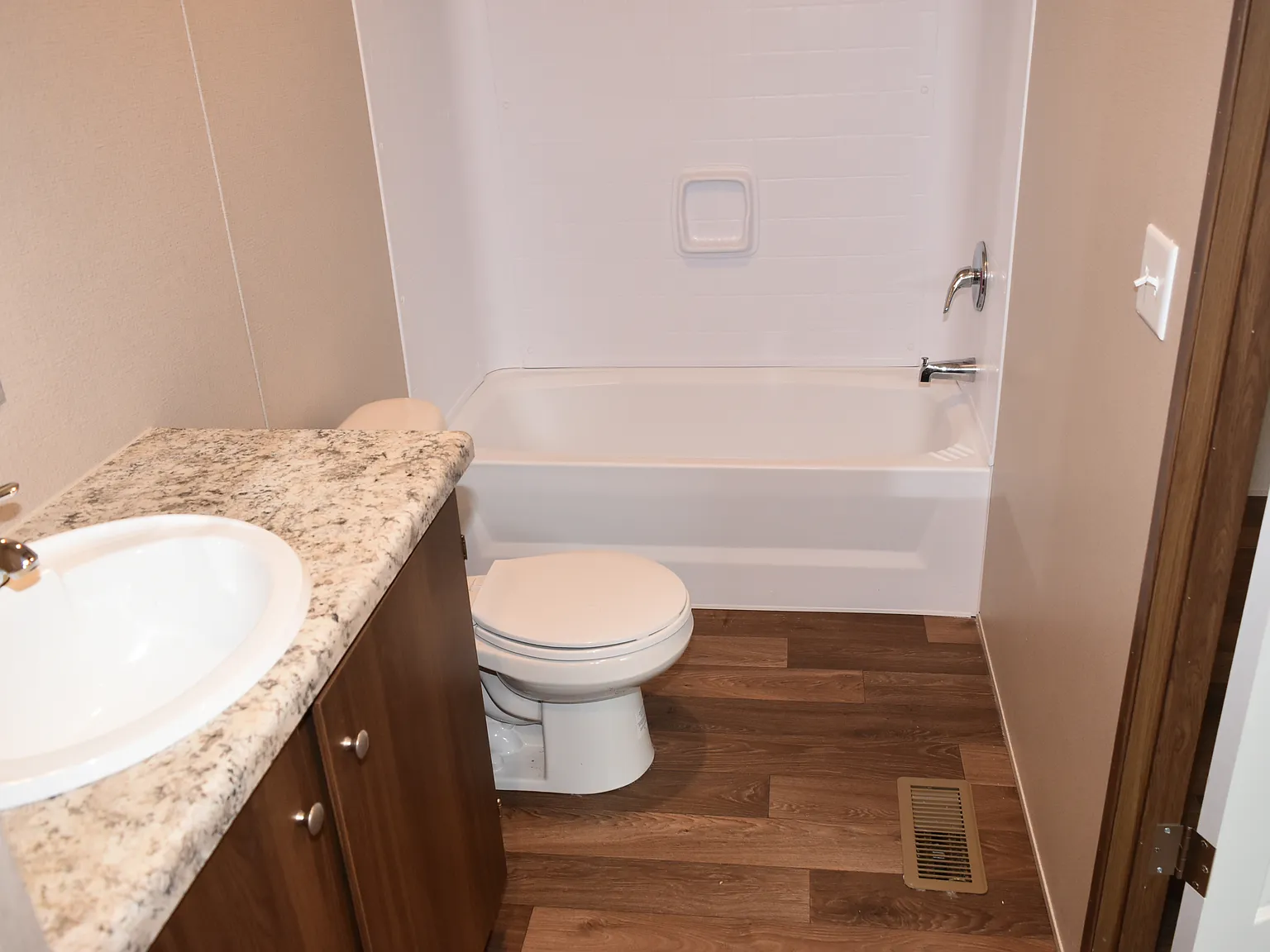 2 bed, 810 sqft, $995 — Photo 2