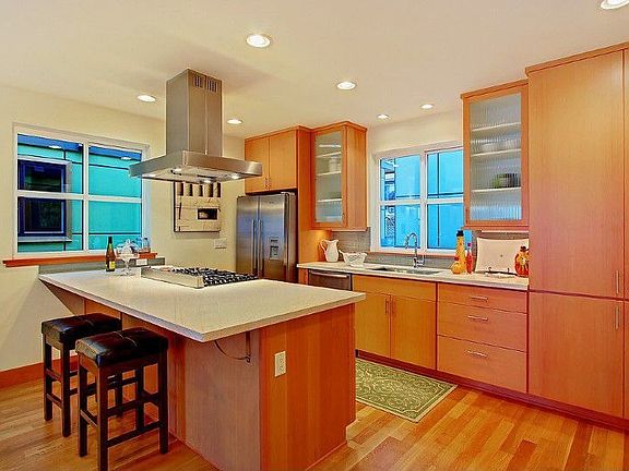 Fully outfitted Professional-style kitchen with High-Efficiency Eoropean Stainless Appliance Suite w