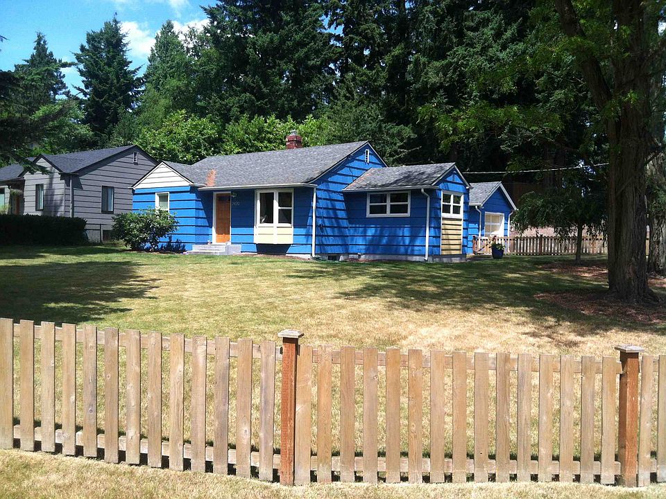2nd image of 2420 NE 143rd St