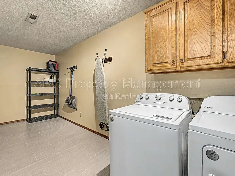 2 William Ln — Photo 19