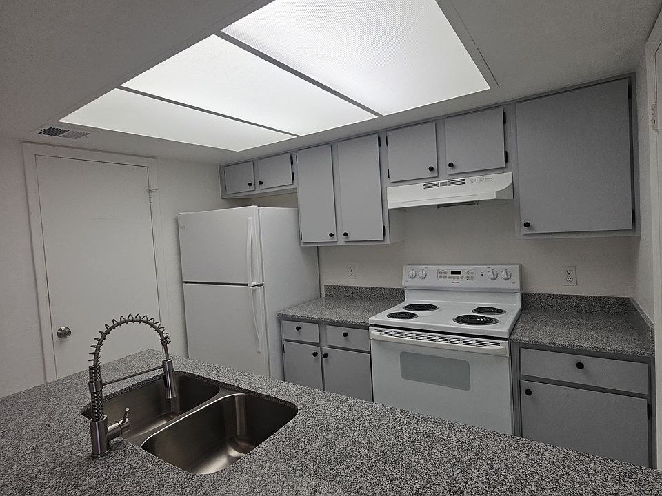 1st image of 1618 N 32nd St APT 10