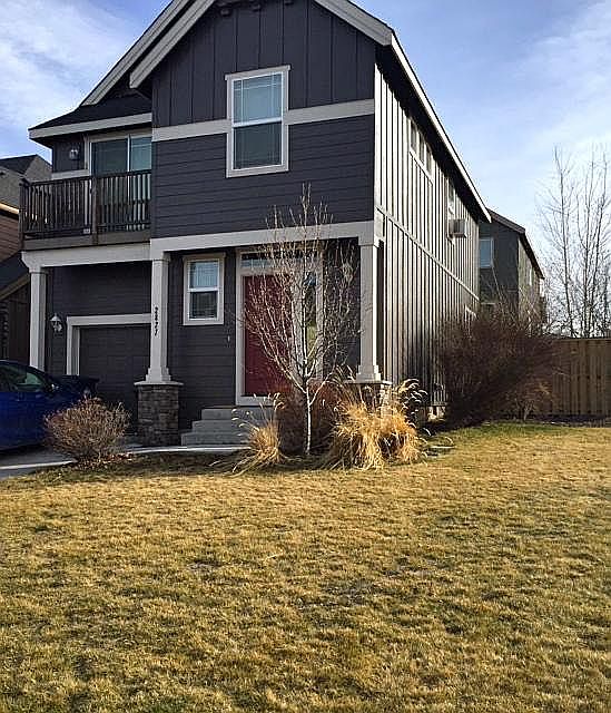 Front /with fenced yard