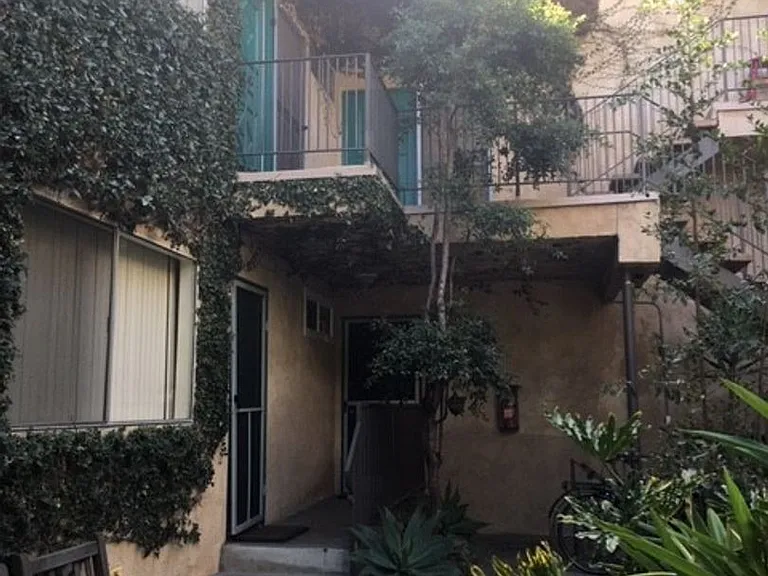 27 Westminster Ave — Photo 9