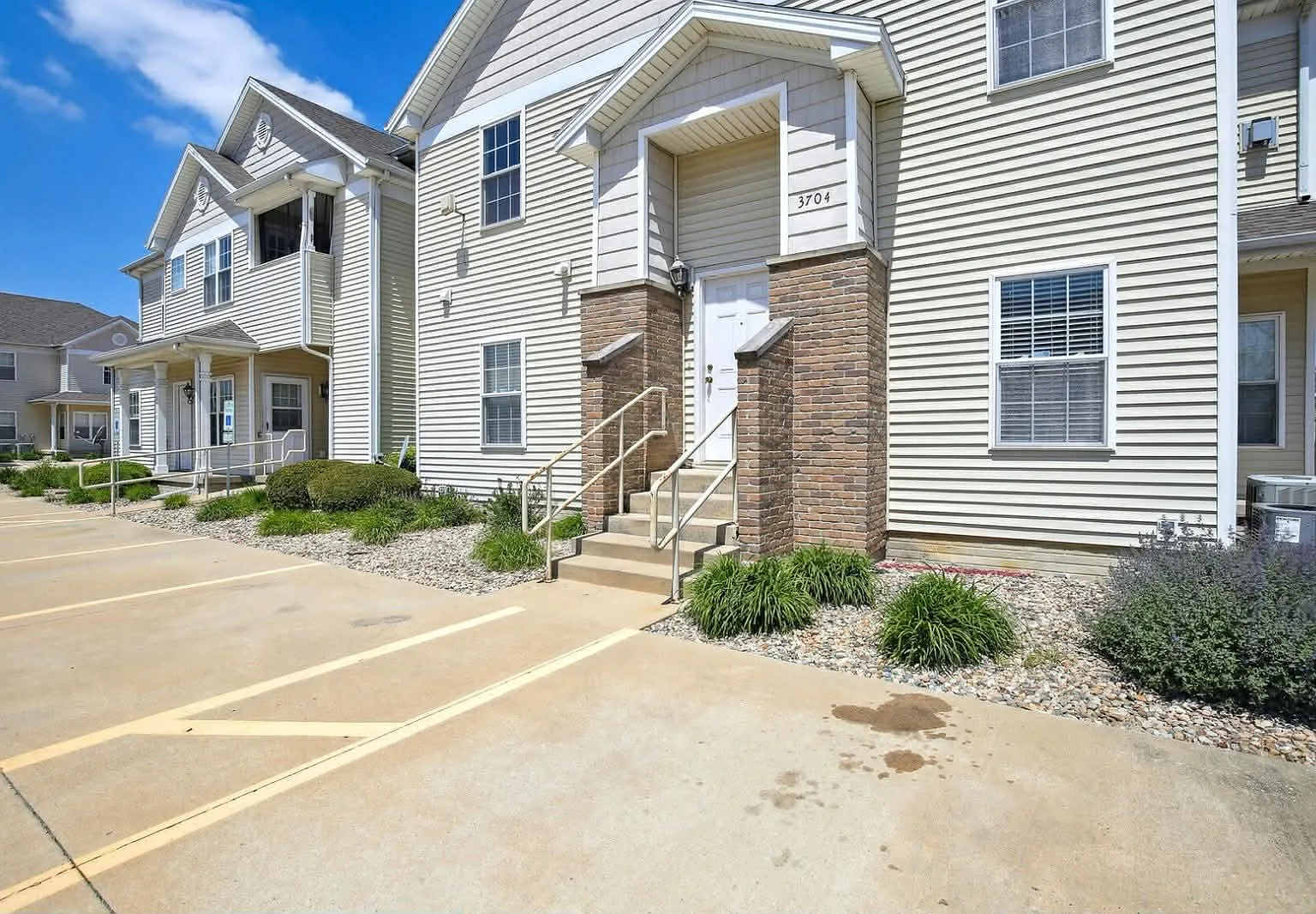 3 bed, 1306 sqft, $1,850 — Photo 1