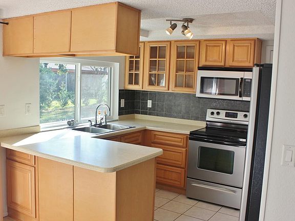 3rd image of 12216 Meadowbrook Ln