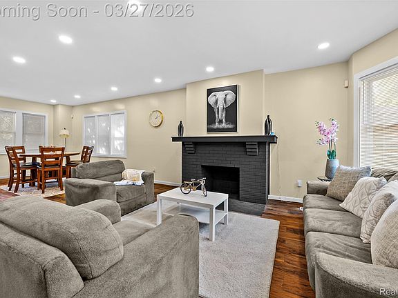 5th image of 3196 Helen St